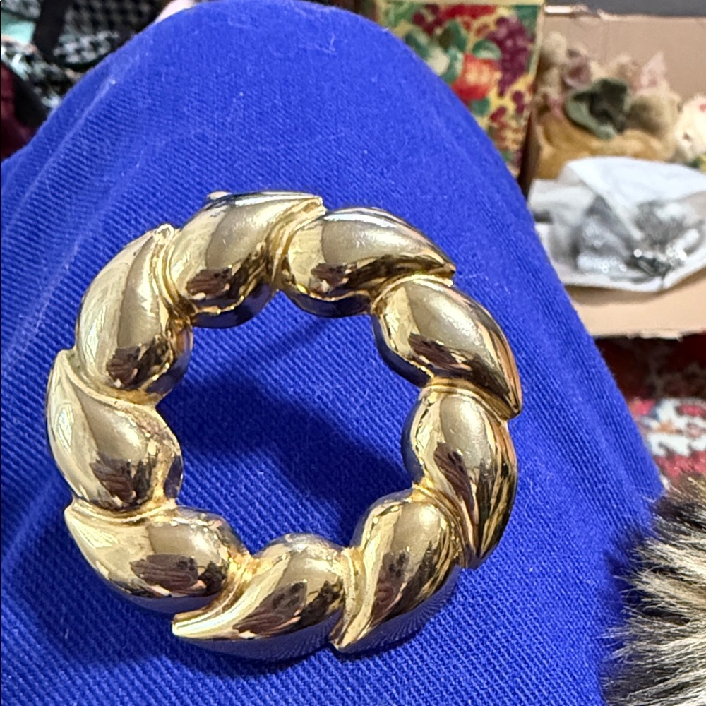 Elegant Gold-Tone Leaf Scarf Ring